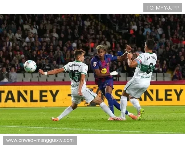 巴萨对阵黄潜雨战，场地湿滑亚马尔多次滑倒失良机